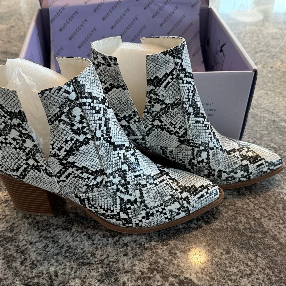 Snakeskin Ankle Boots pointed toe with a chunky stacked heel. Sz 10 - Picture 4 of 9